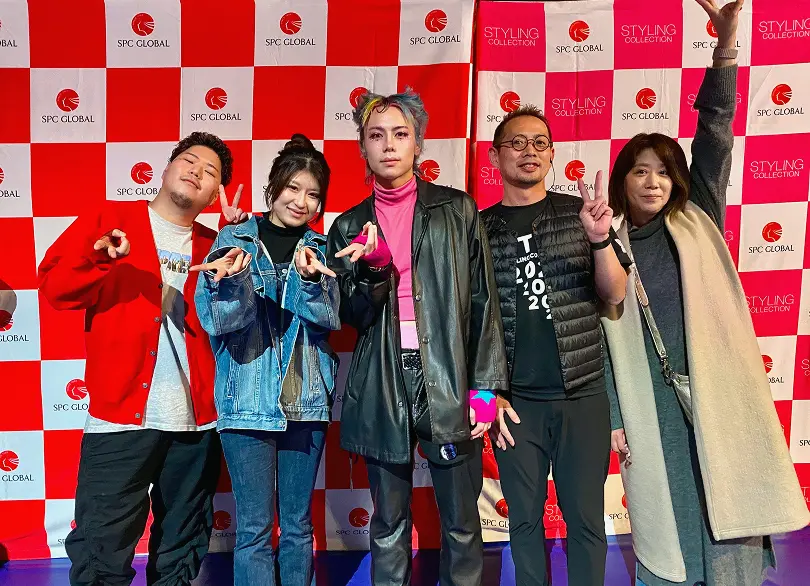 イベント会場でポーズをとるスタッフたち