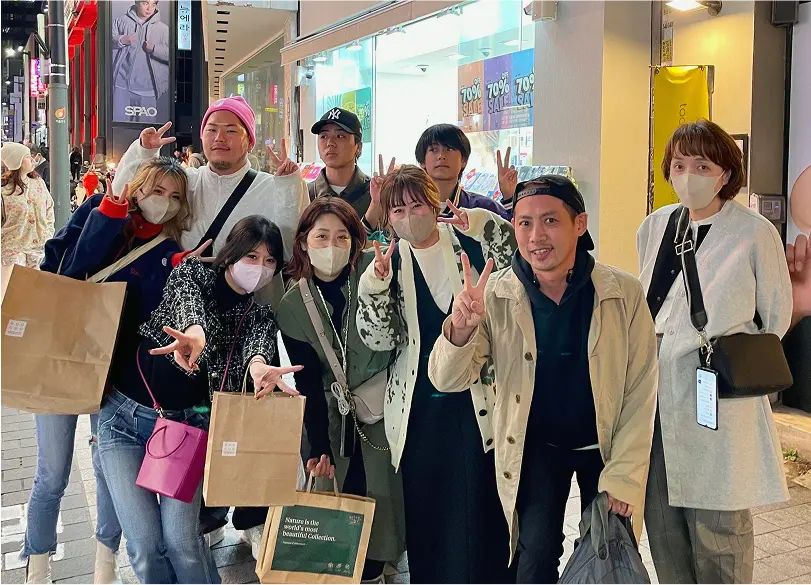 買い物を楽しむスタッフグループの集合写真