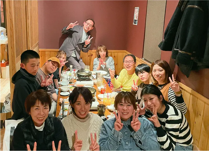 食事会で笑顔を見せるスタッフたち