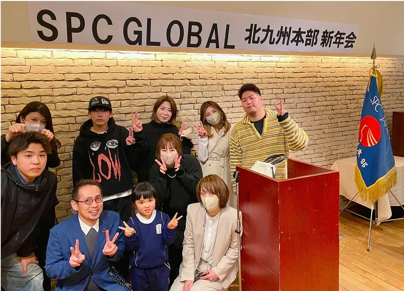 SPC GLOBALの会場で記念撮影するスタッフたち