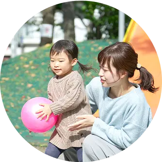 お母さんとその娘がボール遊びをしている様子