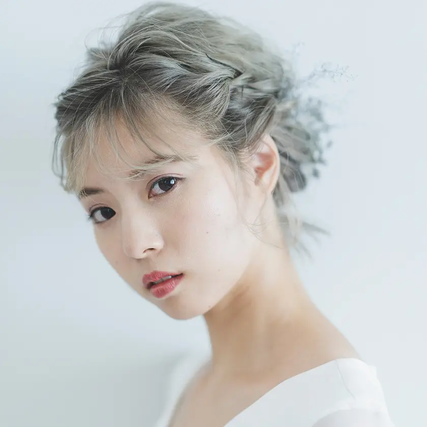 グレーカラースタイルの女性