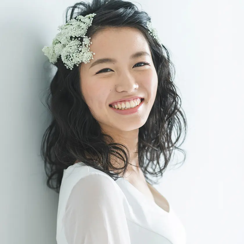 花飾りをつけた女性