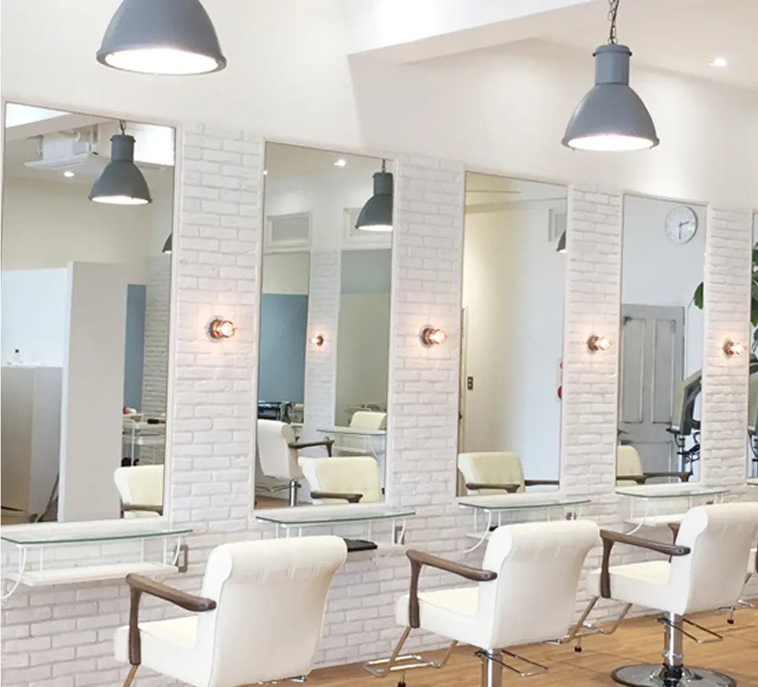 鏡が並ぶ落ち着いたサロンのセット面