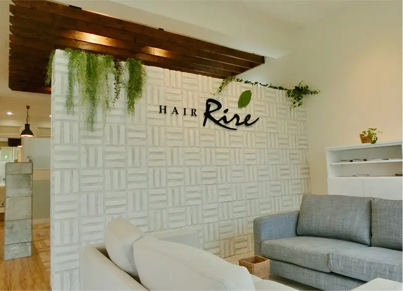 サロンのロゴがある待合スペースの内観