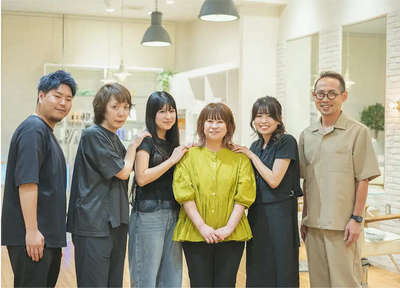サロンスタッフの集合写真